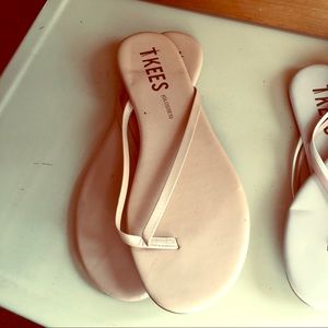 Tkees flip flops worn once